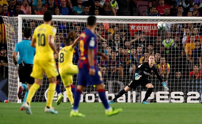  Phút 44, Santi Cazorla khiến sân Camp Nou câm lặng với siêu phẩm sút xa bằng chân không thuận từ khoảng cách gần 25 m. Bóng đi với quỹ đạo hiểm hóc khiến thủ môn Ter Stegen chỉ còn biết bay người trong vô vọng. 