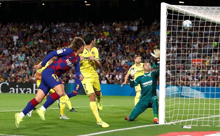  Thủ quân 32 tuổi treo bóng vừa tầm cho Antoine Griezmann chạy chỗ, trước khi thực hiện cú đánh đầu hiểm hóc ở góc hẹp làm ngỡ ngàng toàn bộ hàng thủ áo vàng. 