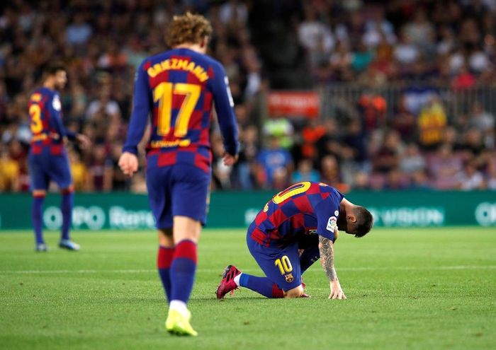  Tin dữ đến với chủ nhà ở giữa hiệp một. Messi bị đau ở đùi trái nhưng vẫn cố thi đấu. HLV Valverde buộc phải rút anh ra nghỉ để thay bằng sao trẻ Ousmane Dembele đầu hiệp 2. 