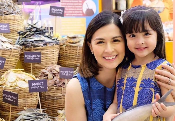 Cô viết: “Tôi đã đưa các con ra ngoài hôm nay để tham quan bảo tàng Món tráng miệng. Chúng tôi chắc chắn đã có khoảng thời gian ngọt ngào bên nhau tại nơi tuyệt vời này”. Bận rộn với công việc nhưng cô vẫn dành thời gian cho Zia và Ziggy.