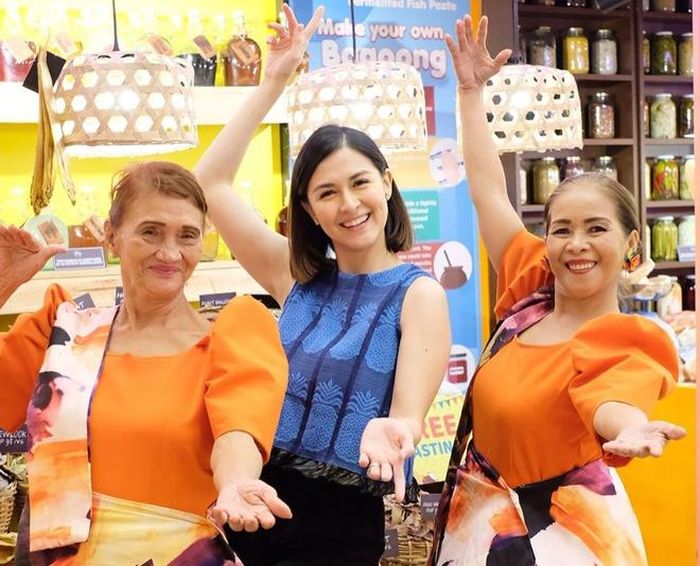 Marian Rivera sinh năm 1984, có bố là người Tây Ban Nha và mẹ người Philippines. Chồng nữ diễn hơn cô 4 tuổi và cũng là nam diễn viên nổi tiếng ở Philippines. Họ luôn là cặp trai tài gái sắc được công chúng ngưỡng mộ.