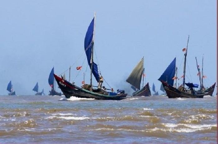 Hầu hết những ai từng lần đầu lênh đênh trên biển, khi thuyền cập bến đặt chân lên bờ đều bước đi liêu xiêu, phải có người dìu mới không bị ngã. Ảnh minh họa