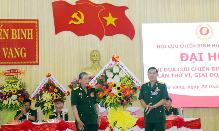 Phó Chủ tịch Thường trực Hội CCB TP Đà Nẵng Bùi Chí Loan (phải) tặng hoa chúc mừng Đại hội thi đua "CCB gương mẫu" H. Hòa Vang.