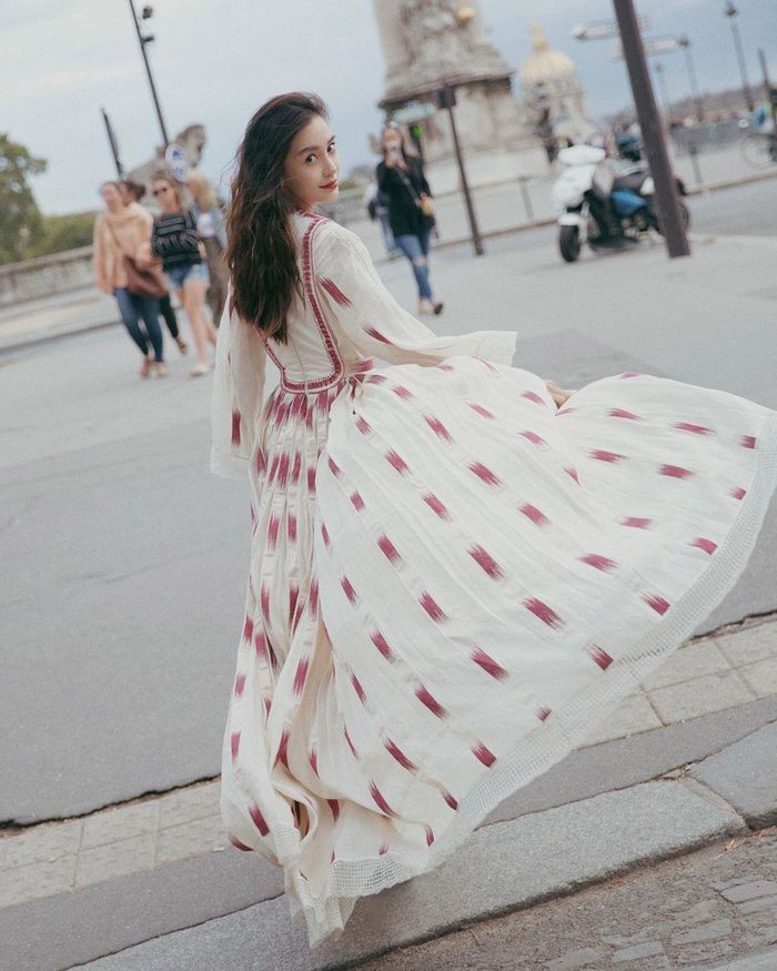 Bà mẹ 1 con tạo dáng váy xòe công duyên dáng giữa trời Paris hoa lệ.