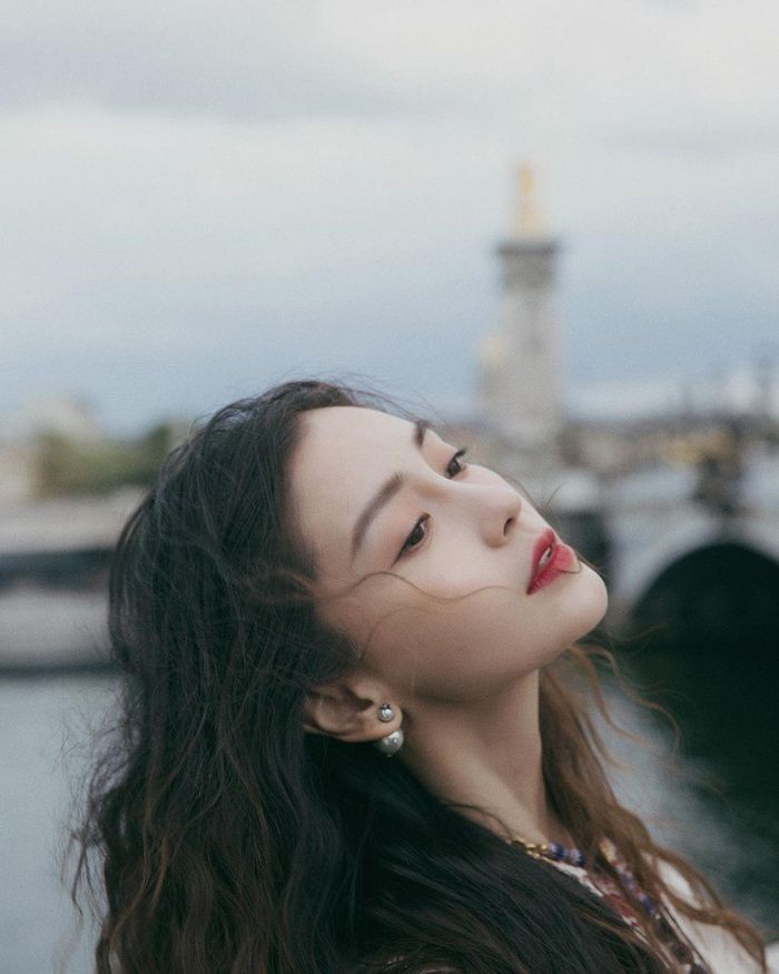 Nữ diễn viên cho thấy "góc nghiêng thần thánh" đẹp hút mắt.