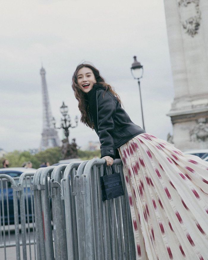 Vợ tài tử Huỳnh Hiểu Minh đến Pháp dự show xuân hè 2020 của Dior thuộc tuần lễ thời trang Paris.