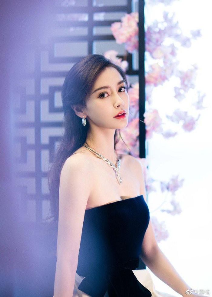 Trong một sự kiện mới đây, bà mẹ 1 con diện đầm cúp ngực khoe sắc vóc gợi cảm "mòn con mắt".