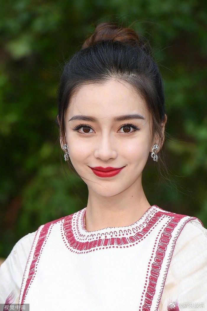 Dự sự kiện, Angelababy búi tóc cao khoe nhan sắc sáng như trăng rằm.