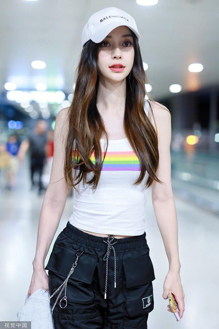 Nữ diễn viên khoe eo thon dáng thanh mảnh với thời trang sân bay năng động khỏe khoắn cách đây ít ngày.