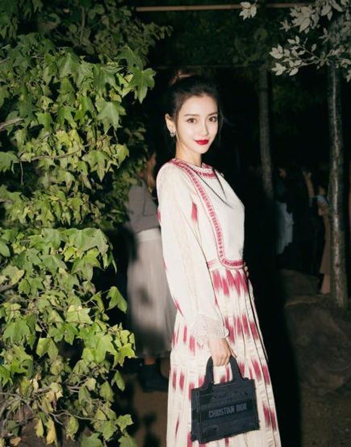 Angelababy sở hữu làn da trắng mịn, vóc dáng thanh mảnh.
