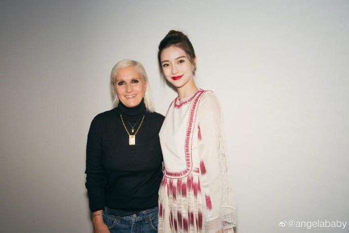 Angelababy chụp hình với bà Maria Grazia Chiuri - nhà thiết kế thời trang người Ý và là giám đốc sáng tạo của Dior.