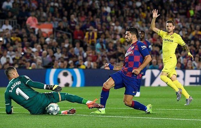 Suarez có cơ hội nhưng không thể ghi bàn