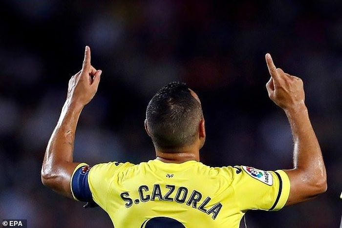 Cazorla cũng để lại dấu ấn với siêu phẩm sút xa
