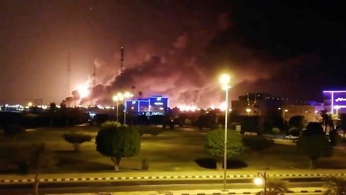 Vụ tấn công nhà máy dầu Aramco. Ảnh: Reuters