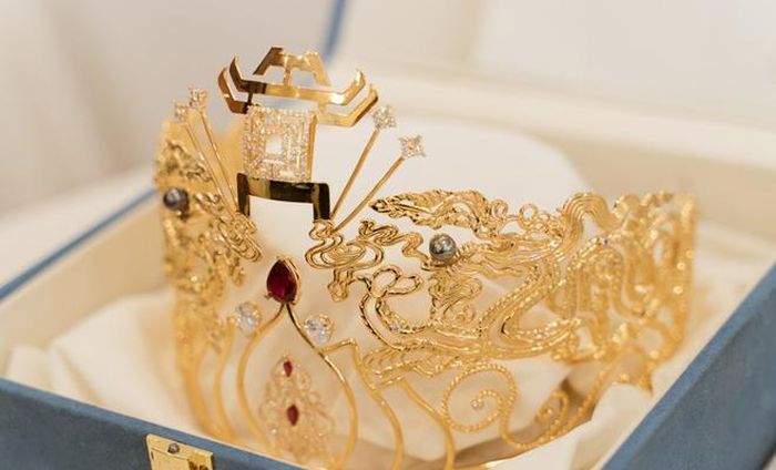Còn biểu tượng Khuê Văn Các đặt ở chính giữa và cao nhất của vương miện chính là "đại diện cho tri thức, học vấn và trí tuệ".