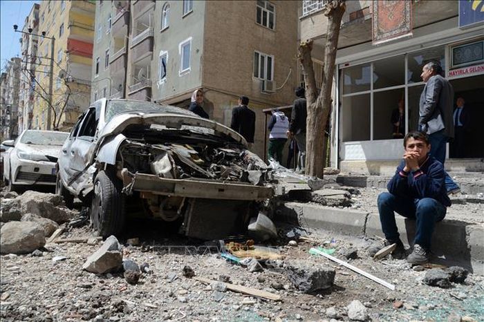 Hiện trường một vụ nổ bom ở thành phố Diyarbakir, miền Đông Nam Thổ Nhĩ Kỳ. Ảnh minh họa: AFP/TTXVN