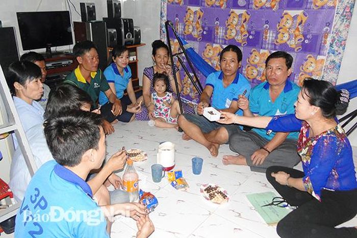 Nhiều công nhân lao động khó khăn đang phải sống, sinh hoạt trong những khu nhà trọ chật hẹp. Trong ảnh: Một nhóm công nhân quây quần bên nhau vào buổi tối cuối tuần tại một khu nhà trọ ở phường Long Bình, TP.Biên Hòa. Ảnh: N.Hòa