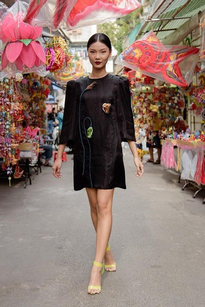Đầu tháng 9, Hà Linh Thư cũng mang các thiết kế này đến Malaysia quảng bá trong sự kiện “Best Asean Designers 2019”