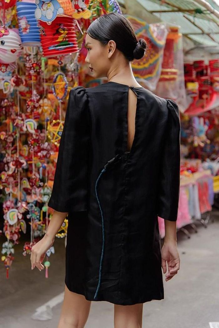 Bộ sưu tập này từng được Hà Linh Thư trình làng trong sự kiện Vietnam Runway Fashion Week do siêu mẫu Xuân Lan tổ chức vào cuối tháng Tám vừa qua tại Thành phố Hồ Chí Minh.