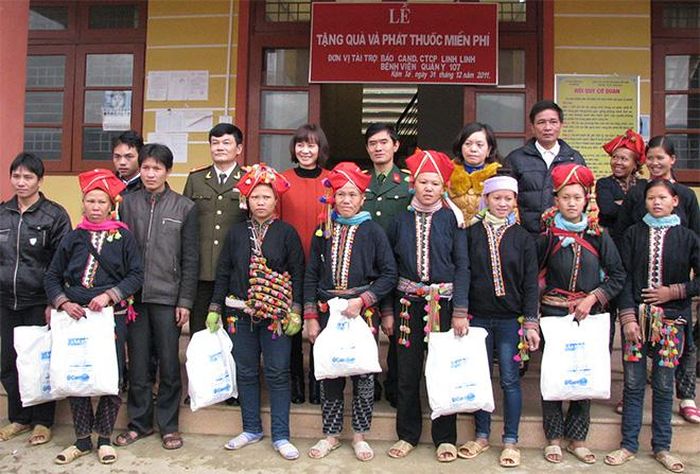 Bà Lương Thị Lợi cùng đại diện Báo CAND trao quà cho các hộ đồng bào dân tộc nghèo tại tỉnh Lào Cai dịp Tết năm 2011. 