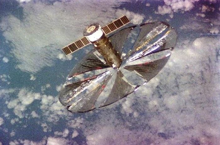 Đĩa vệ tinh Znamya được phóng vào năm 1994. Ảnh: Astronomy.