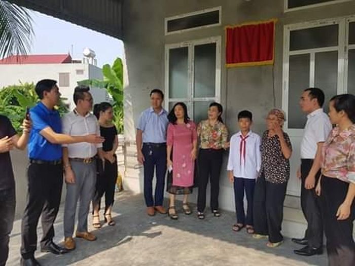 Bà cháu em Dũng trong ngày nhận nhà mới.