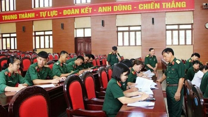 Cán bộ, chiến sĩ Quân khu 2 làm bài kiểm tra nhận thức về công tác CCHC. Ảnh: Trần Hào