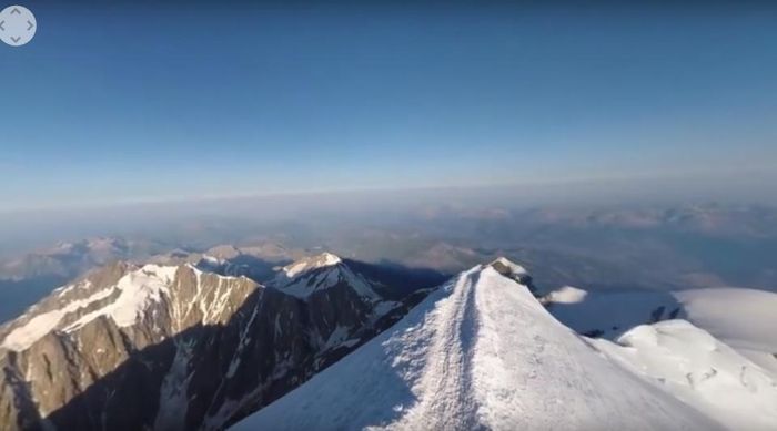Dãy Mont Blanc, nơi đánh dấu biên giới tự nhiên giữa Ý và Pháp, có một số ngọn núi cao nhất châu Âu (11 đỉnh của nó cao hơn 4.000 mét) và rất phổ biến đối với những người đi bộ đường dài, leo núi và trượt tuyết.