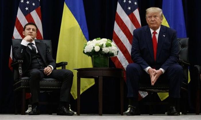 Tổng thống Trump (phải) và Tổng thống Ukraine. Ảnh: AP