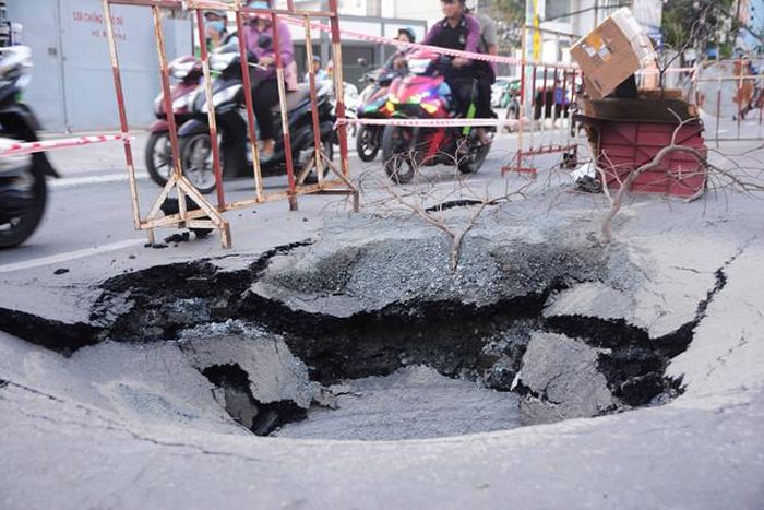 Nguyên nhân dẫn đến sụt lún là do vỡ ống truyền dẫn nước sạch (ảnh: Thanh Niên).