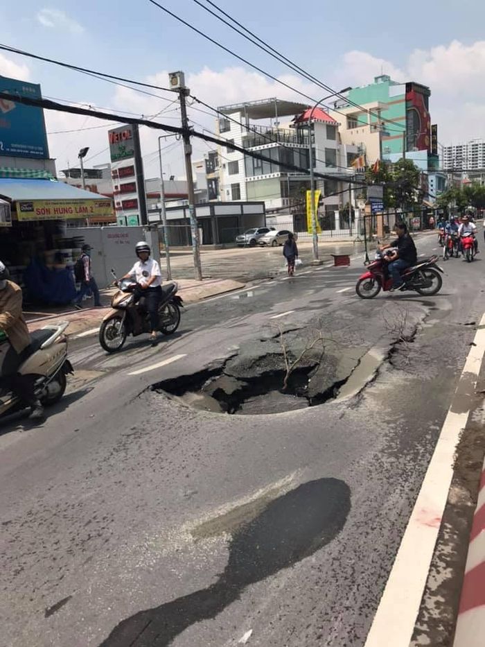 Hố lớn xuất hiện sau tiếng nổ (ảnh: KTĐT).
