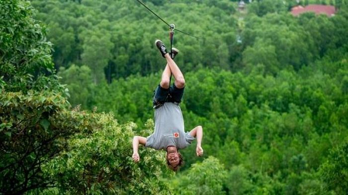  Zipline ngược qua các ngọn cây ở Hòa Phú.