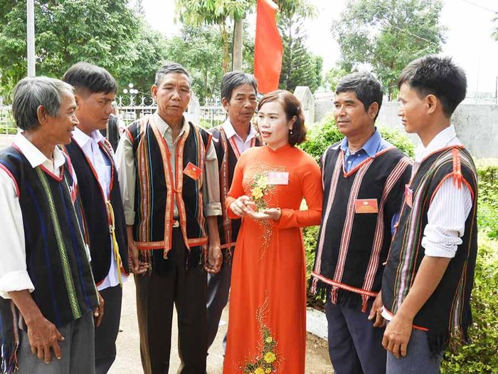 Trao đổi về công tác tuyên truyền vận động quần chúng vùng đồng bào dân tộc thiểu số. Ảnh: T.N
