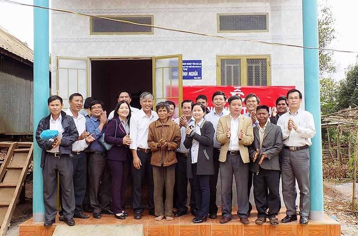 Tặng Nhà tình nghĩa cho đối tượng chính sách tại xã Kon Thụp. Ảnh: T.N