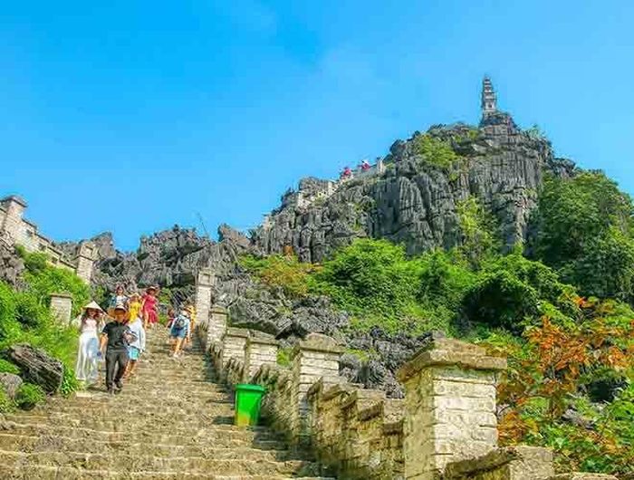  Hang Múa tọa lạc ở hướng Đông chính vì vậy bạn nên leo hang vào buổi sáng sớm hoặc chiều để có thể tận hưởng bầu không khí mát mẻ và trong lành 