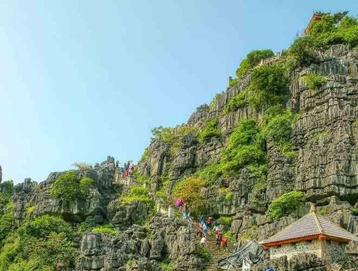  Để có thể khám phá cũng như chiêm ngưỡng khung cảnh ở hang Múa bạn sẽ phải vượt qua 486 bậc thang 