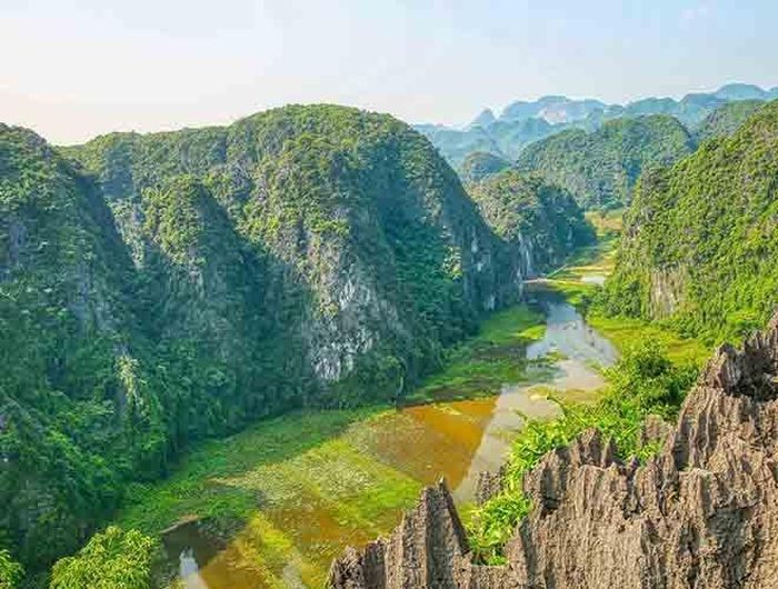 Đứng từ trên cao này bạn có thể thấy xa xa là Tam Cốc Bích Động với non nước hữu tình 