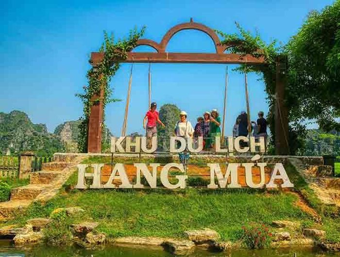  Theo truyền thuyết, vào thời vua Trần về Hoa Lư lập am Thái Vy, ông thường xuyên đến đây xem các điệu múa, hát của cung tần mỹ nữ nên dân trong vùng và gọi địa danh này là hang Múa 