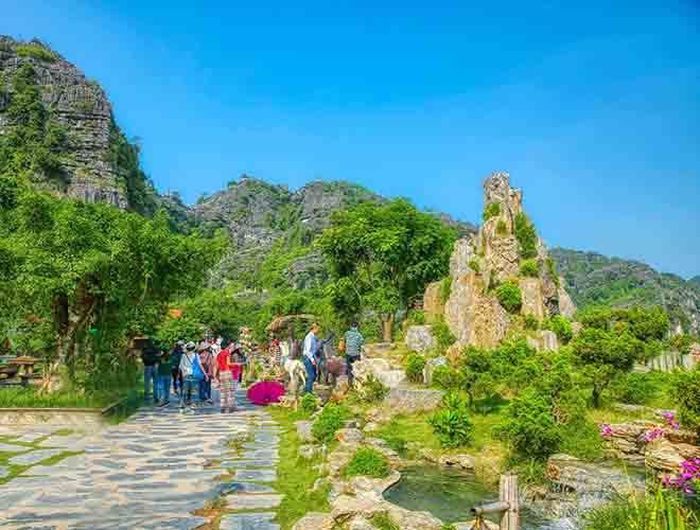  Dù bạn ghé tới hang Múa vào bất kể thời điểm nào trong năm cũng sẽ được ngắm nhìn một bức tranh thiên nhiên tuyệt đẹp 