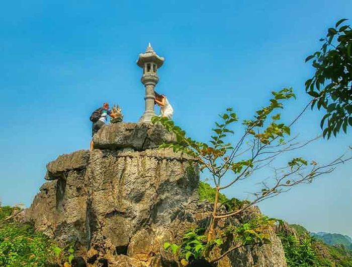  Du khách khám phá đỉnh núi Múa 