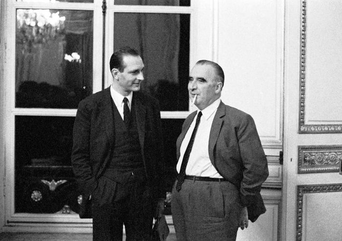 Đến năm 1962, ông Chirac được thủ tướng Georges Pompidou (bên phải) bổ nhiệm vào vị trí trưởng nhóm trợ lý của mình. Đây là bệ phóng cho sự nghiệp chính trị của ông Chirac, khi Thủ tướng Pompidou coi ông như một "người học trò". Ảnh: Leemage.