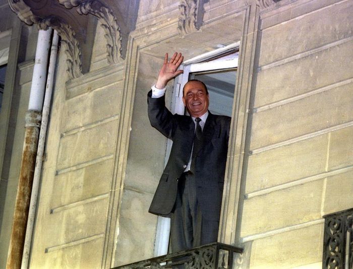 Nhưng đến năm 1995 ông Chirac bất ngờ trở lại tranh cử và giành chiến thắng trước ứng viên đảng Xã hội Lionel Jospin. Đây là ông Chirac bên ngoài cửa nhà mình ở Paris, ăn mừng với những người ủng hộ sau khi có kết quả bầu cử. Ảnh: Reuters.