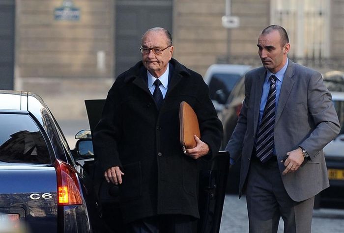 Tuy nhiên khi đã nghỉ hưu, ông Chirac lại vướng vào lao lý với cáo buộc điều hướng ngân sách chính phủ cho những đồng minh chính trị của mình khi còn làm thị trưởng Paris. Cựu tổng thống bị buộc tội và phải chịu bản án 2 năm tù treo. Ảnh: Zuma Press.