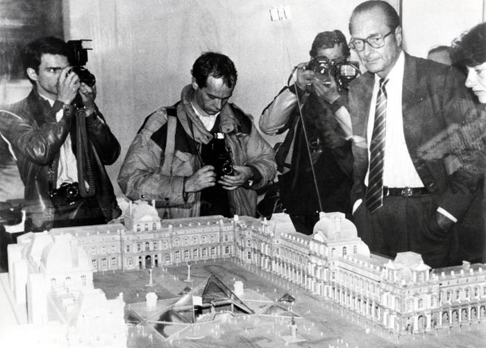 Thị trưởng Paris là vị trí giúp ông Chirac gây dựng tầm ảnh hưởng không ai có thể sánh bằng, ông giữ vị trí này trong gần 20 năm từ 1977 cho đến 1995. Trong ảnh là ông Chirac khi công bố dự án tu sửa bảo tàng Louvre, với kim tự tháp thủy tinh của kiến trúc sư I.M. Pei, vào năm 1985. Ảnh: Zuma Press.