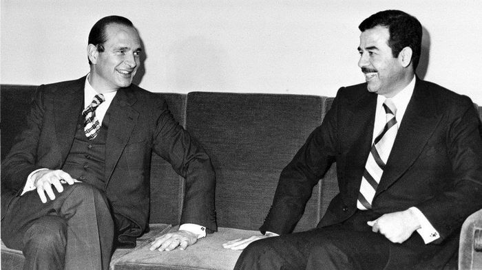 Ông Chirac trở thành thủ tướng vào năm 1974, sau khi được đề cử bởi tổng thống Valery Giscard. Bức ảnh này được chụp cùng năm khi ông Chirac gặp gỡ nhà lãnh đạo Iraq khi ấy là Saddam Hussein. Ảnh: AP.
