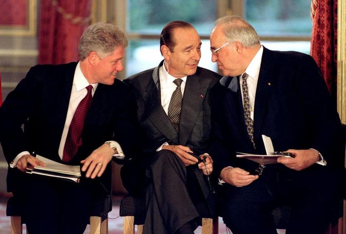 Tổng thống Mỹ Bill Clinton, tổng thống Pháp jacques Chirac và thủ tướng Đức Helmut Kohl tại Điện Elysee trong buổi lễ ký thỏa thuận hòa bình Bosnia. Ảnh: Reuters.