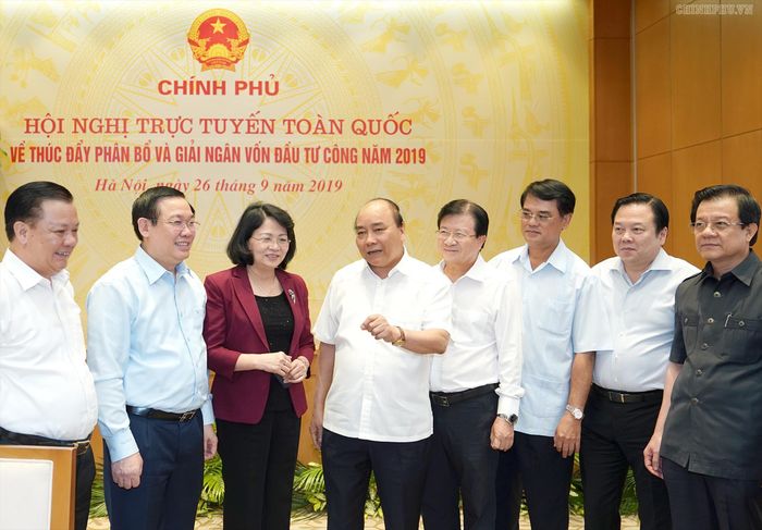 Thủ tướng trao đổi với các đại biểu về tình trạng giải ngân vốn đầu tư công