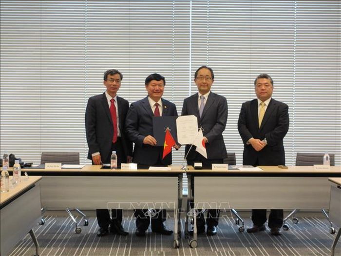 Chủ tịch UBND tỉnh Hưng Yên Nguyễn Văn Phóng và ông Yasushi Fukuda, Giám đốc Điều hành Tập đoàn Sumitomo, trao đổi biên bản ghi nhớ. Ảnh: Đào Tùng/Phóng viên TTXVN tại Tokyo