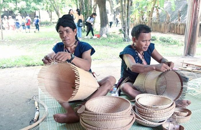 Các nghệ nhân đan gùi