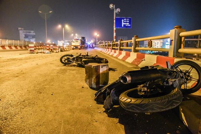 Hai xe máy nằm lăn lóc sau vụ tai nạn. Ảnh: Hải Nam.